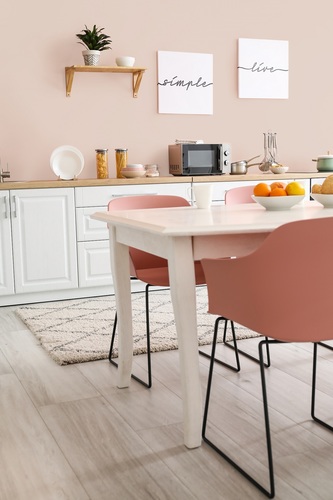 Subtelna siła r&oacute;żu. Najmodniejsze odcienie we wnętrzach nadchodzącego sezonu